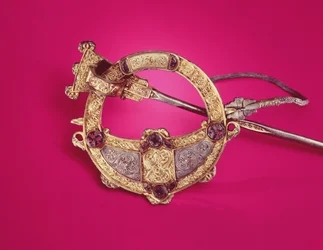 Rückseite der Tara-Brosche (gegossenes Silber, bedeckt mit Goldfolie, Perlen, Gold, Bernstein und Glas)